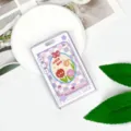 Portacarte rigido trasparente con motivo a quadri viola e tulipani per badge studentesco - Fumetto Stella - Griglia Viola Floreale / Porta Carte Singolo (Senza Accessori) / Viola