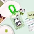 Transparenter Panda Ausweishalter mit grünem Spiralband und niedlichen Anhängern für Schulausweis. - Kratzender Panda Mit Passender Grüner Federkordel Version Eins / Grüner Rand Transparent Schiebbar