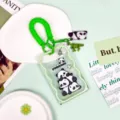 Süßer transparenter Panda Ausweishalter mit grüner Spiralkordel und Anhänger für Schüler. - Gestapelte Pandas Mit Passender Grüner Federkordel / Grüner Rand Transparent Schiebbar