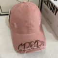 Amerikanische Retro-Baseballkappe in Rosa mit gestickten Graffiti-Buchstaben und gebogenem Schirm. - M (56-58cm) / Rosa