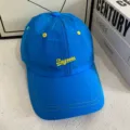 Schnelltrocknende blaue Mesh-Baseballkappe mit gelben Stickbuchstaben fuer Sonnenschutz. - M (56-58cm) / Blau