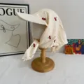 Vista dettagliata del cappello da sole a quadri vichy giallo con ricamo di ciliegie. - M(56-58cm) / Giallo