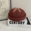 Primo piano dettaglio del berretto docker retro in cotone lavato, cappellino marrone, stile streetwear. - Taglia M / Borgogna