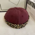 Bordeaux dockercap met luipaardprint rand, stijlvolle trendy miki hoed detailweergave. - M (56-58cm) / Bordeauxrood