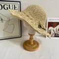 Handgewebter Stroh-Sonnenhut für Damen, breite Krempe Strandhut mit Blumendekor im Sommer. - M (56-58cm) / Gebrochenes Weiß