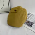 Retro gelbe Schiebermütze mit Holzknopf Detail, stilvolles Herbst Modeaccessoire Nahaufnahme - M (56-58cm) / Gelb