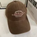 Detalle de gorra de béisbol de pana marrón con elegante diseño de letras bordadas y ala ancha. - M (56-58cm) / Café