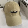 Vista detallada de la gorra de béisbol caqui con bordado de letras y ala ancha de estilo casual. - M (56-58cm) / Caqui