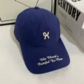 Klassieke marineblauwe honkbalpet met geborduurd logo en tekstdetail voor dagelijks - M / Marineblauw