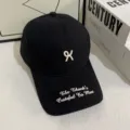 Zwarte baseballpet met witte borduursel en minimalistisch design voor dames en heren. - M / Zwart