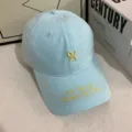 Lichtblauwe honkbalpet met gele borduursel, casual katoenen hoed voor dagelijks gebruik. - M / Meerblauw