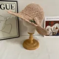 Handgestrickter Strohhut Detailansicht mit feiner Textur, Sonnenschutz und Blumendekor für den Sommer. - M (56-58cm) / Rosa