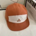 Stylische orange-weiße 5-Panel-Camp-Cap mit gesticktem Dreiecks-Logo auf der Vorderseite. - M (56-58cm) / Orangerot