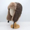 Gros plan détaillé d'un bonnet de trappeur en cuir marron avec doublure et étoile. - M (56-58cm) / Chameau