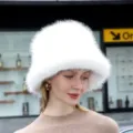 Chapeau bob en peluche blanche gros plan, chapeau de pêcheur moelleux chaud d'hiver pour femmes. - M (56-58cm) / Blanc