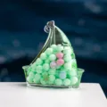 Ornement suspendu en forme de voilier en plastique transparent rempli de petites perles colorées - Vert