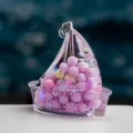 Pendentif voilier transparent porte-clés liquide perles colorées détail vue macro - Violet