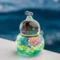 Porte-clés bouteille de sable mouvant liquide vert avec pendentif lotus et beaux détails. - Calebasse