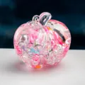 Détail en gros plan d'une bouteille pomme à paillettes liquides, décoration de bureau. - Rose rouge