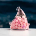 Pendentif bateau transparent avec perles roses pour sac à dos ou décoration de bureau. - Rose