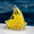 Porte-clés en acrylique bateau à voile liquide sable mouvant perles jaunes pendentif - Jaune