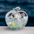 Ornement transparent de bouteille de sable liquide de pomme, variante bleue, bureau. - Bleu