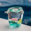 Joli porte-clés en acrylique lotus liquide vert, breloque transparente pour sac à main. - Tasse à café