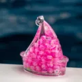 Ornement de bouteille liquide en acrylique voilier avec perles roses pour decor oceanique. - Rose