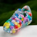 Transparenter Acryl Fussballschluesselanhänger mit bunten schwimmenden Glitzerperlen. - Regenbogen