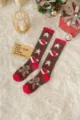 Chaussettes de Noël duveteuses en polaire corail pour femmes, jolis motifs d'étoiles et de bonhommes en pain d'épices, style festif rouge et vert. - Taille unique / Chaussettes hautes à rayures et étoiles
