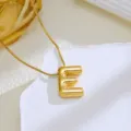 Gouden opgeblazen letter E hanger ketting voor dames, stijlvolle gladde 3D sieraden. - Letter E