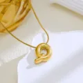 Gouden bubble letter Q hanger ketting, stijlvolle minimalistische sieraden voor dames. - Letter Q