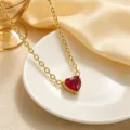 Collana in oro con pendente a cuore in zircone rosso elegante gioiello da donna - brillante a forma di cuore / Rosso