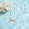 Vergulde zirconia halsketting met een mooie roze bloemhanger en elegante ketting. - Roze Bloem Halsketting