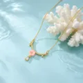 Verguld koperen ketting met sprankelende zirkonia en een mooie roze bloemhanger. - Roze Bloem Halsketting