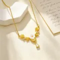 Vergulde zirkonia ketting voorzien van een witte bloem hanger, minimalistische stijl. - Witte Bloem Halsketting