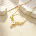 Vergulde zirkonia halsketting met een witte bloemhanger en prachtige druppelsteen voor dames. - Witte Bloem Halsketting