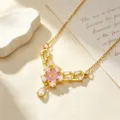 Prachtige verguld koperen zirkonia halsketting met roze bloemhanger en schitterende stenen. - Roze Bloem Halsketting