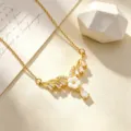 Verguld zirkonia bloem halsketting, elegante ketting met witte bloemen en kristallen druppels. - Witte Bloem Halsketting