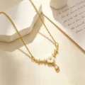 Verguld koperen ketting met witte bloemhanger en roze kristallen druppel voor dames. - Roze Druppel Bloemen Ketting
