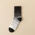 Detailansicht der Herren Korallenfleece Farbverlauf Wintersocken nah fluffy Textur - Größe 37-43 / Schwarz