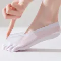 Damen weiße Fünf-Zehen Mesh Sneakersocken, atmungsaktive Zehensocken unsichtbare Bootssocke. - Einheitsgröße / Weiß