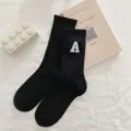 Calze al polpaccio in cotone nero con lettera A ricamata bianca. Comode e casual da giorno. - Taglia unica / Nero