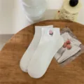 White cotton ankle socks featuring a cute embroidered pink tulip detail, cozy and stylish. - One Size / Tulip