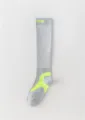 Détail de chaussette de compression sportive grise avec zones de soutien et texte fluo. - 37-40 / Gris clair