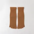 Vue détaillée de chaussettes d'orteils en coton marron, longueur mi-mollet, design. - Taille 35-40 / Curcuma