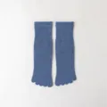 Gros plan détail de chaussettes d'orteils pour femmes en coton bleu, design tricoté respirant. - Taille 35-40 / Bleu Denim