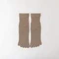 Gros plan de chaussettes à cinq orteils marron uni, design tricoté confortable au quotidien. - Taille 35-40 / Khaki
