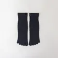 Vue détaillée de chaussettes d'orteils gris foncé en coton mi-mollet, tissu doux et confortable. - Taille 35-40 / Noir Vintage