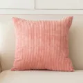 Einfarbiger rosa Kissenbezug mit Cordstreifen auf einem beigen Sofa im Wohnzimmer - 66*66 / Rosa